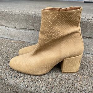 Free People Nicola Block Heeled Booties Tan Snakeskin Women’s Size 40 (9-9.5 US)